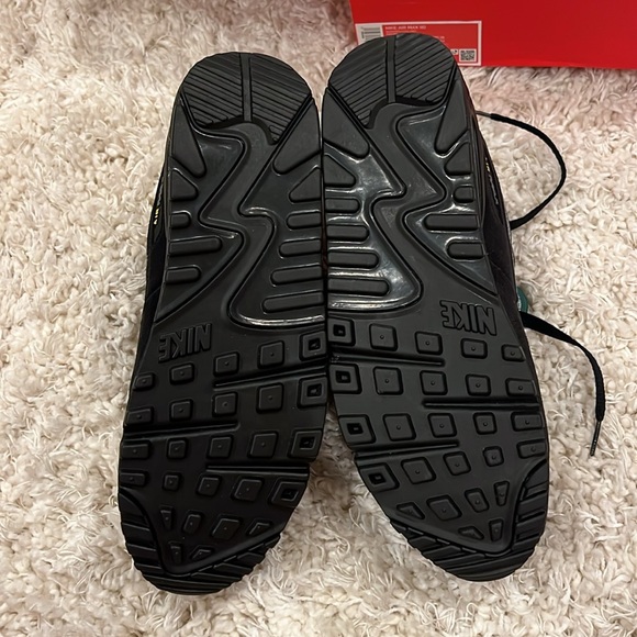 Never worn: Nike Air Max 90 Black Yellow Strike Metallic Cool Grey - Picture 7 of 10